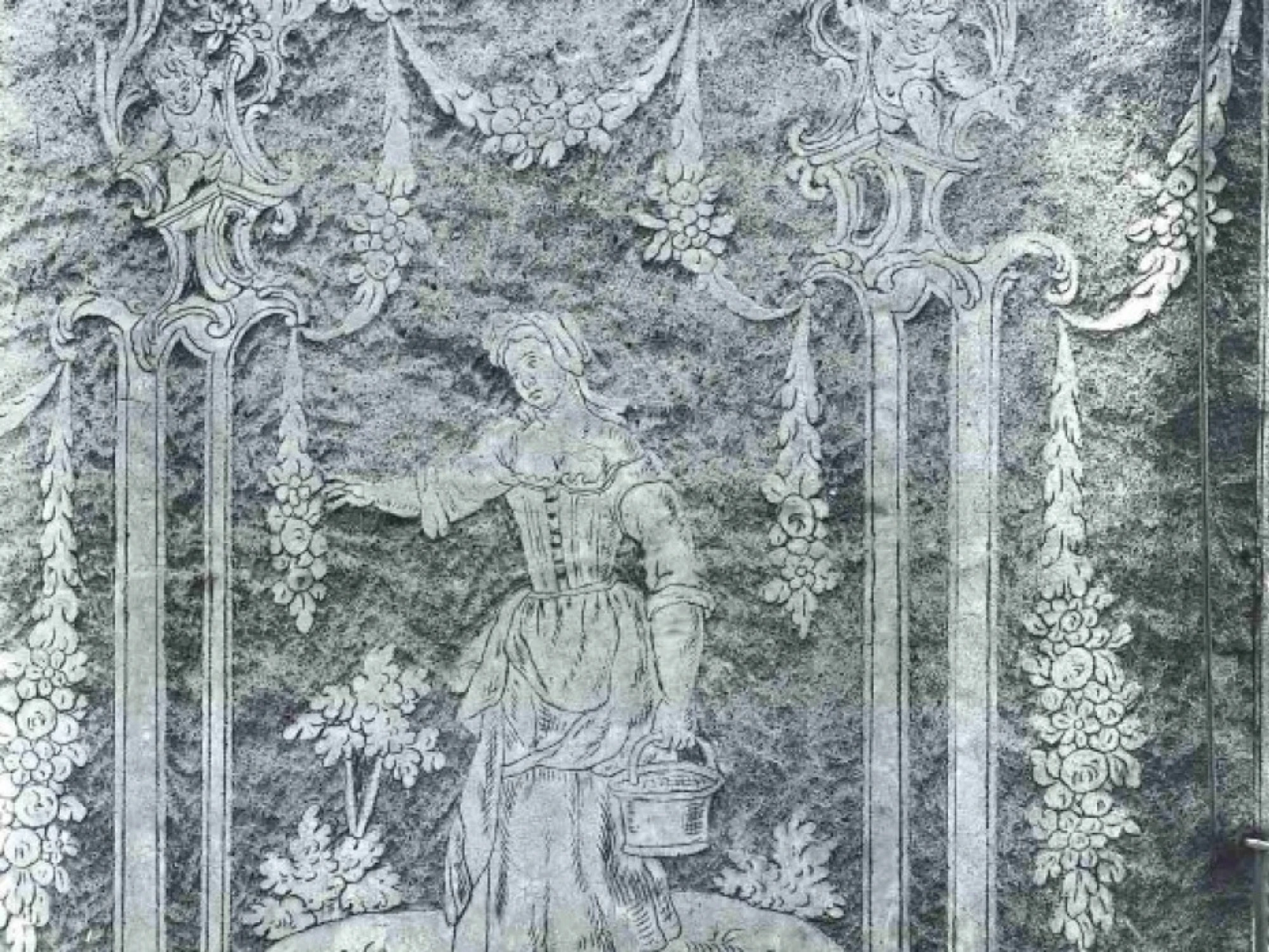 Se observa un mural decorativo con figuras y motivos florales sobre un fondo texturizado.