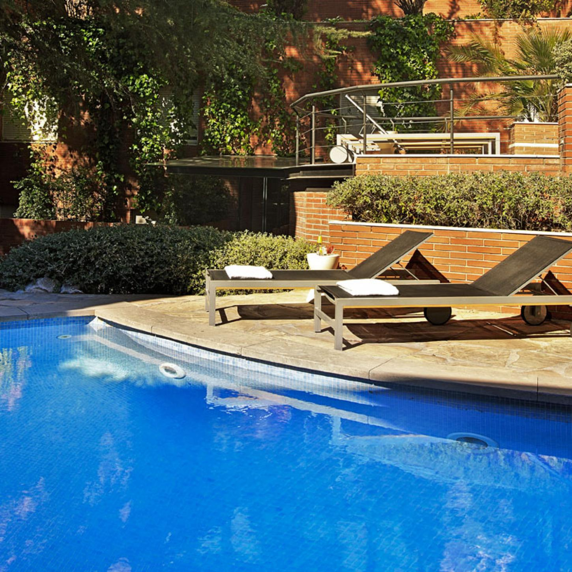 BALMES OUTDOOR SWIMMING POOL