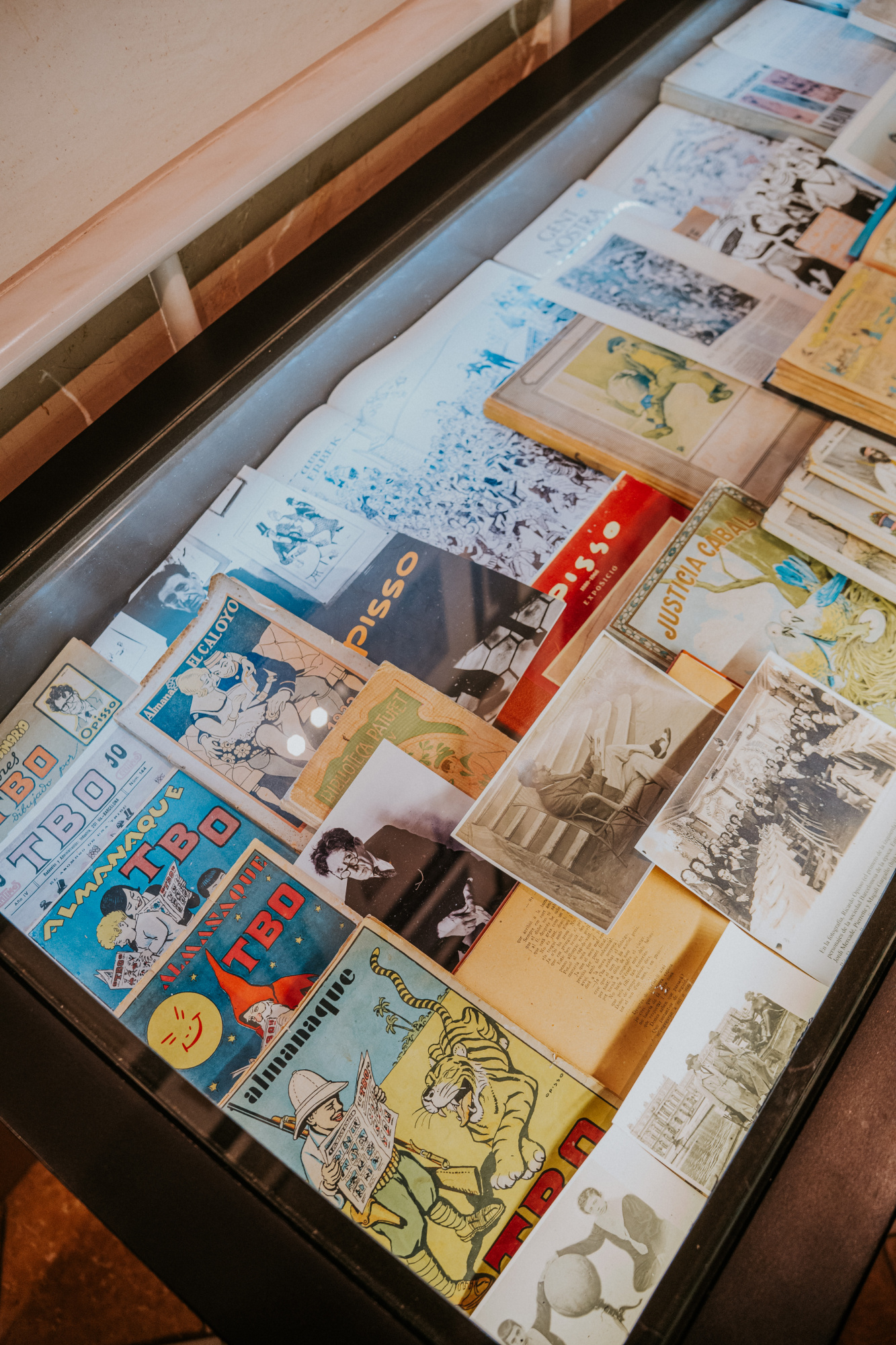 Se ve una vitrina con láminas y postales impresas dispuestas en varias filas. Hotel Astoria Barcelona.