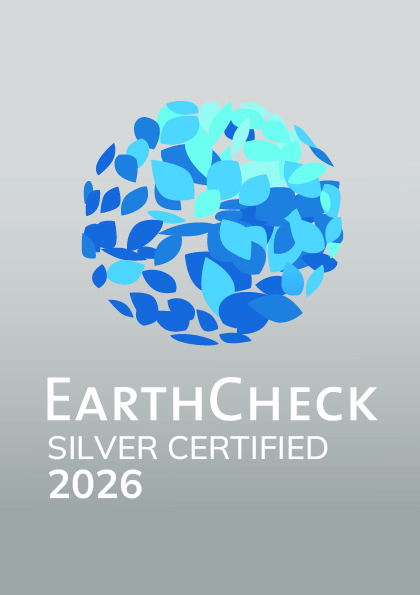 El logotipo de EarthCheck muestra “Silver Certified 2026” junto a un icono circular.