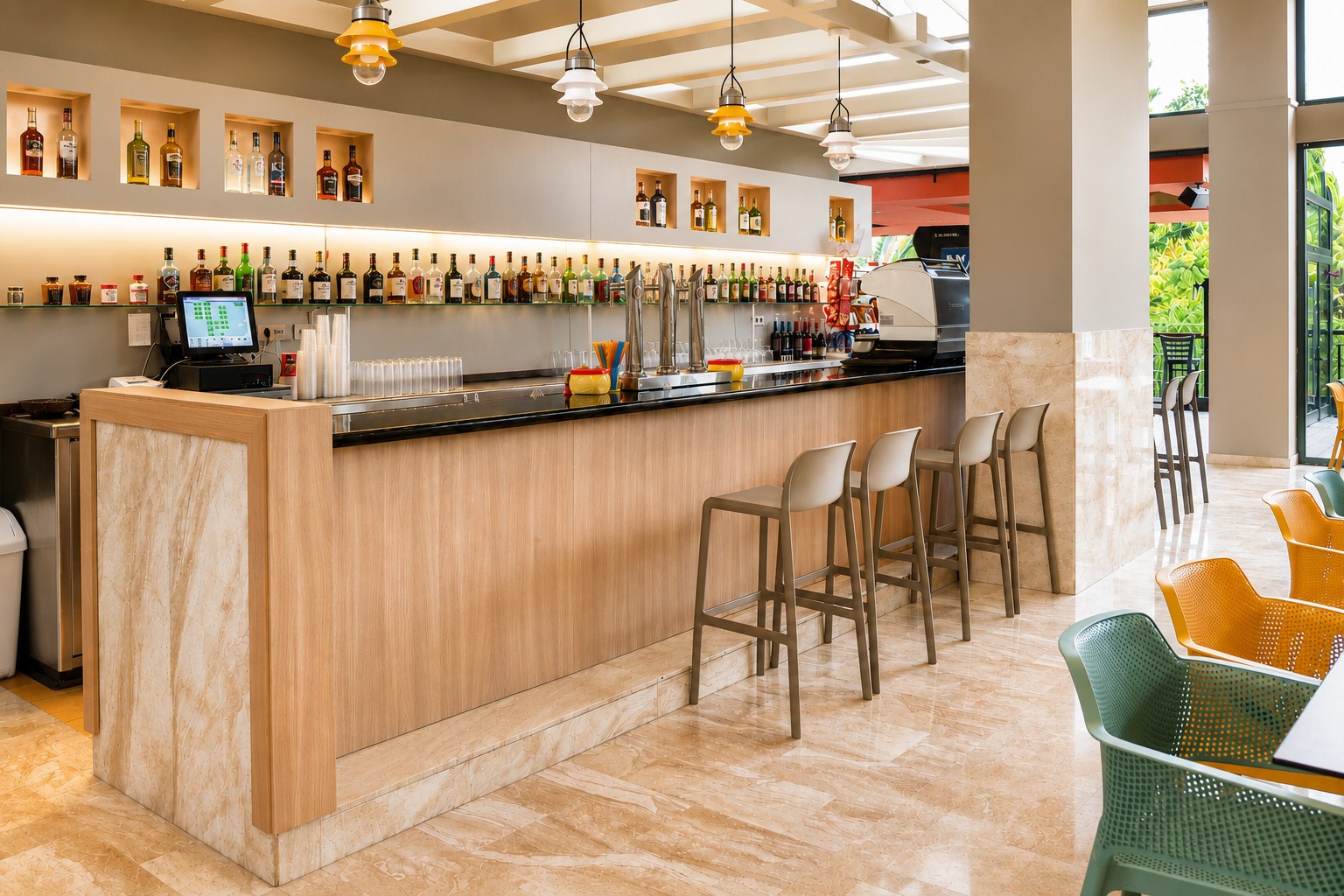 Se ve una barra de bar con taburetes, botelleros y pantallas, junto a mesas y sillas en el interior.