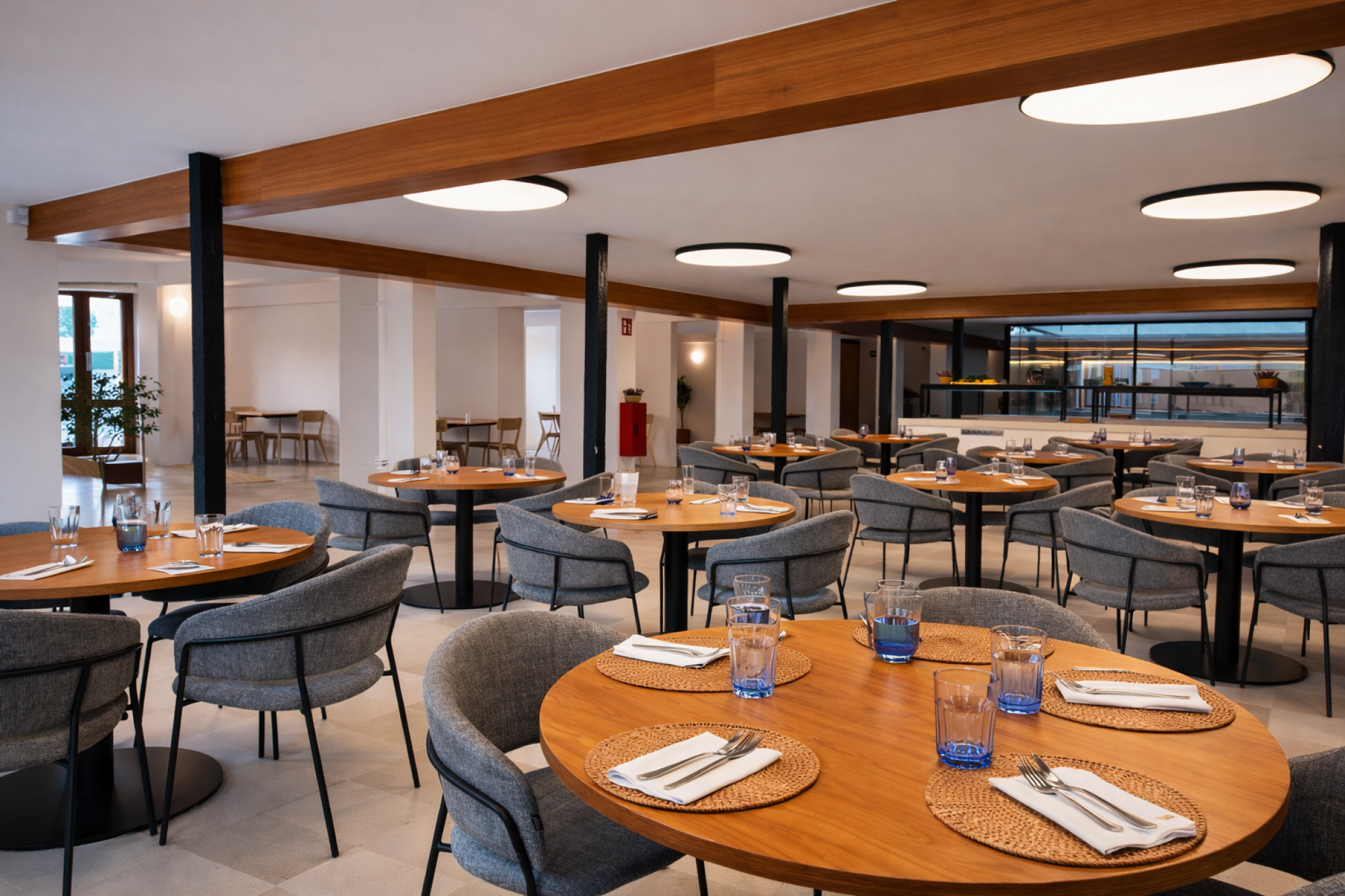 Imagen que muestra mesas de buffet con manteles blancos y variedad de platos y utensilios, ideal para eventos y servicios de comida en un hotel.