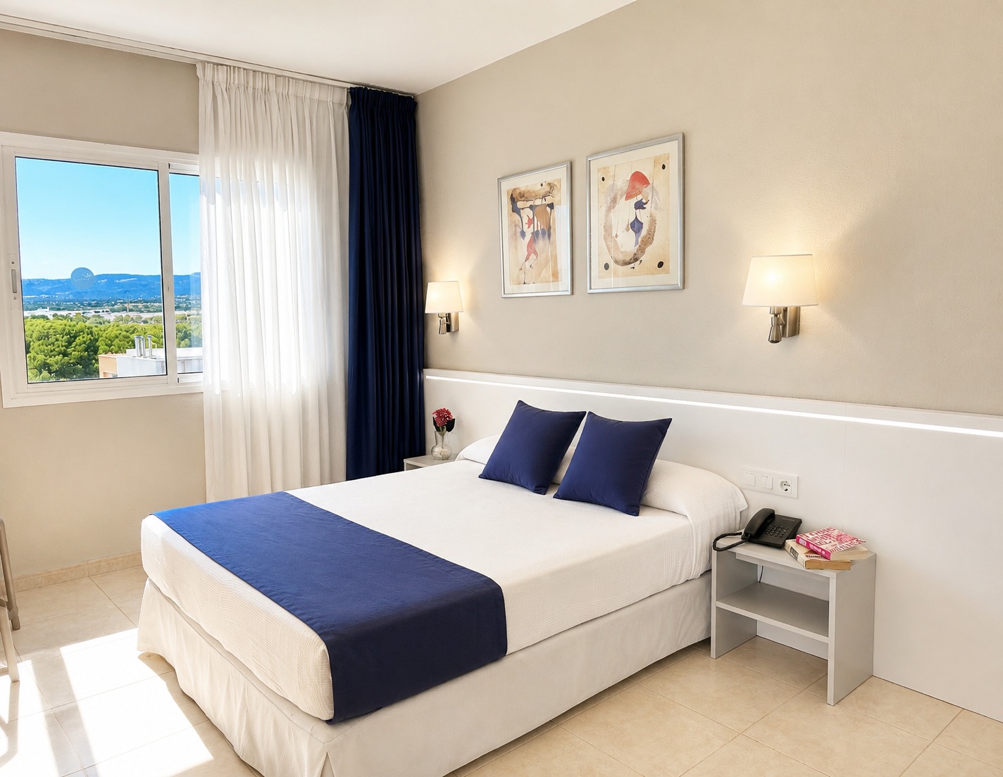 Se ve un dormitorio con una cama doble, mesita de noche y cortinas junto a una ventana con vistas al exterior.