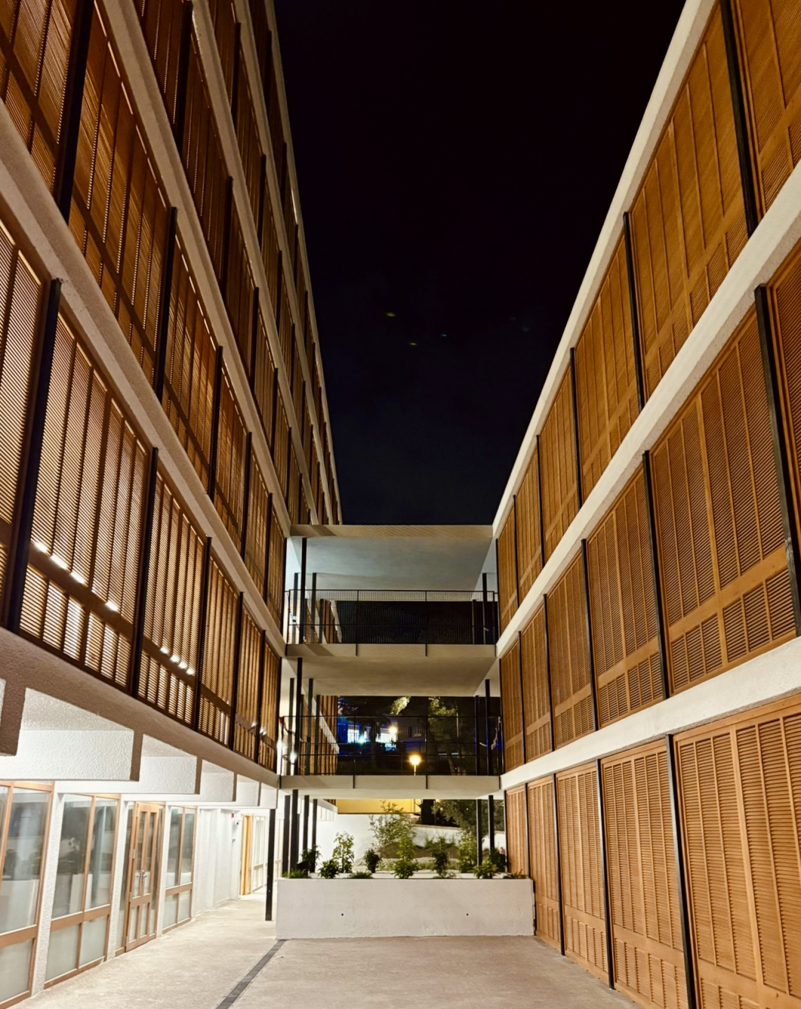 Imagen que muestra las fachadas de un edificio, con un estilo moderno y líneas limpias, en tonos claros que reflejan un ambiente luminoso y acogedor.