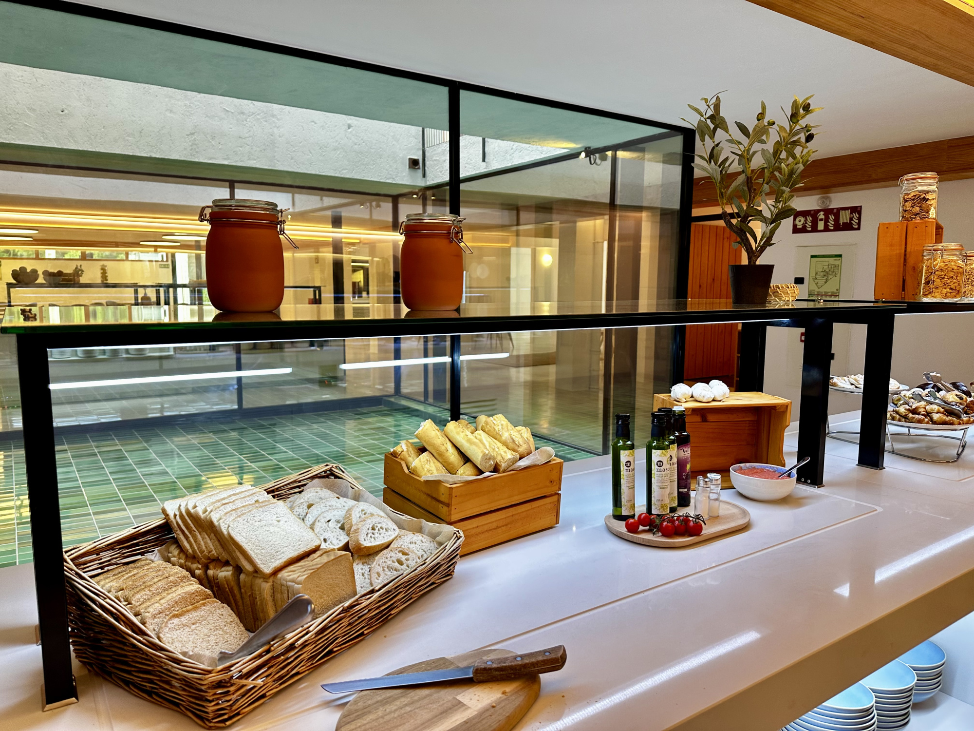 Una habitación de hotel moderna con mobiliario elegante y colores neutros, que transmite comodidad y estilo contemporáneo.