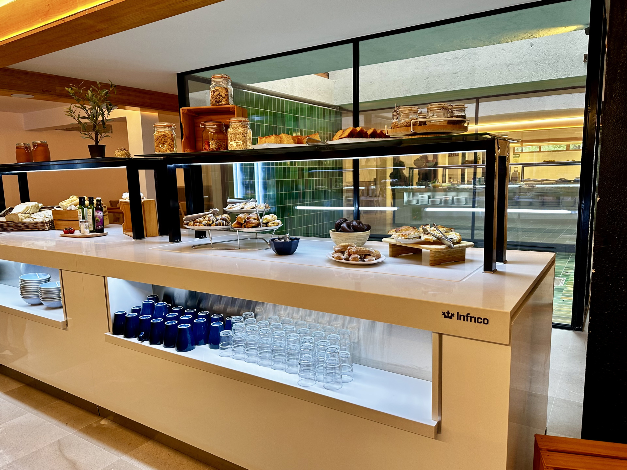 Una habitación de hotel moderna con mobiliario elegante y decoración en tonos neutros, que transmite comodidad y estilo contemporáneo.