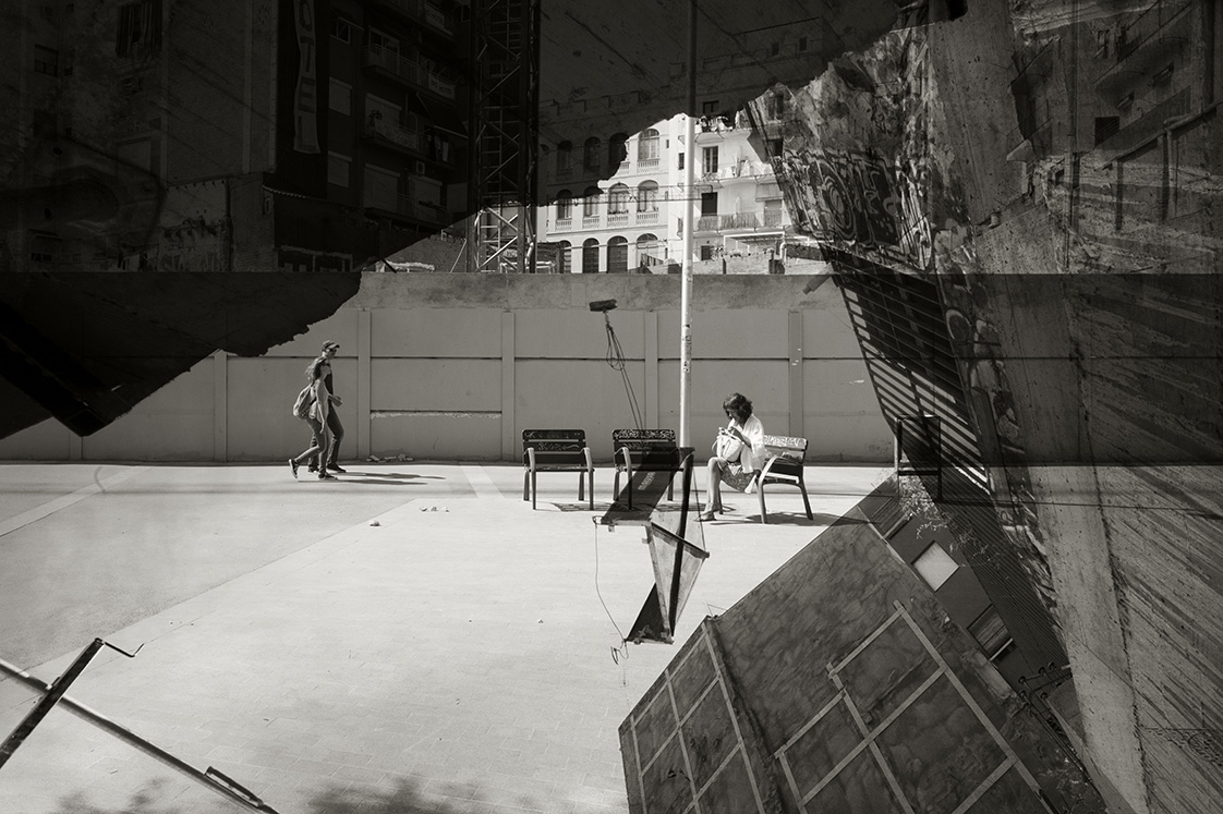 Se ve un patio interior con una pasarela y varias puertas o paneles en las paredes.