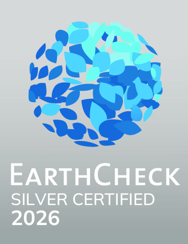 El logotipo EarthCheck Silver Certified aparece sobre un fondo gris claro.