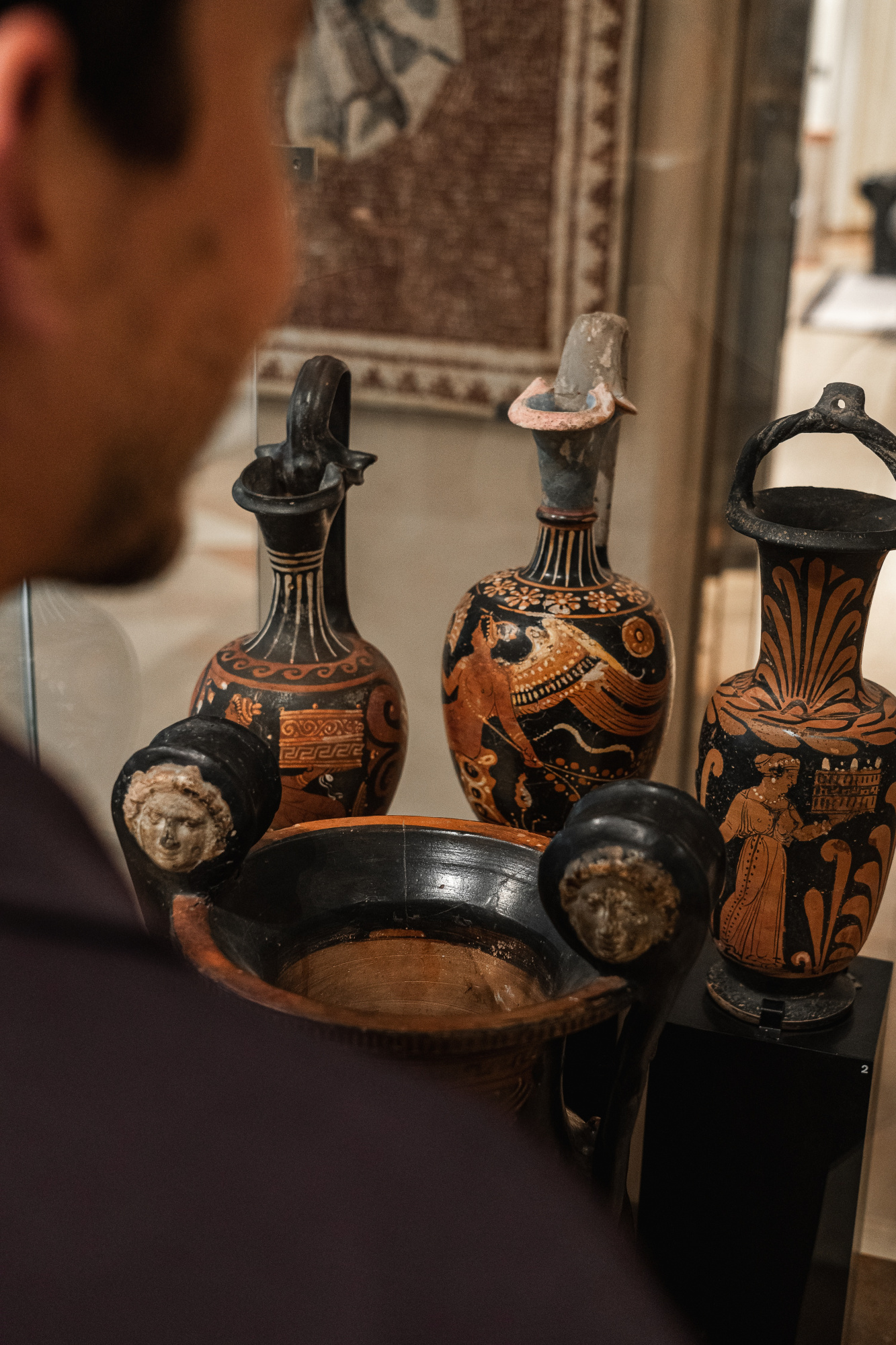 Se observan jarrones decorativos de cerámica sobre una mesa con objetos ornamentales alrededor.