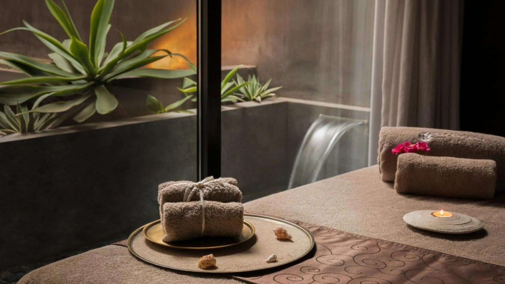 Elegante Hotel Claris en Barcelona Mayan Secret Spa, con iluminación cálida y arquitectura moderna que invita al descanso.