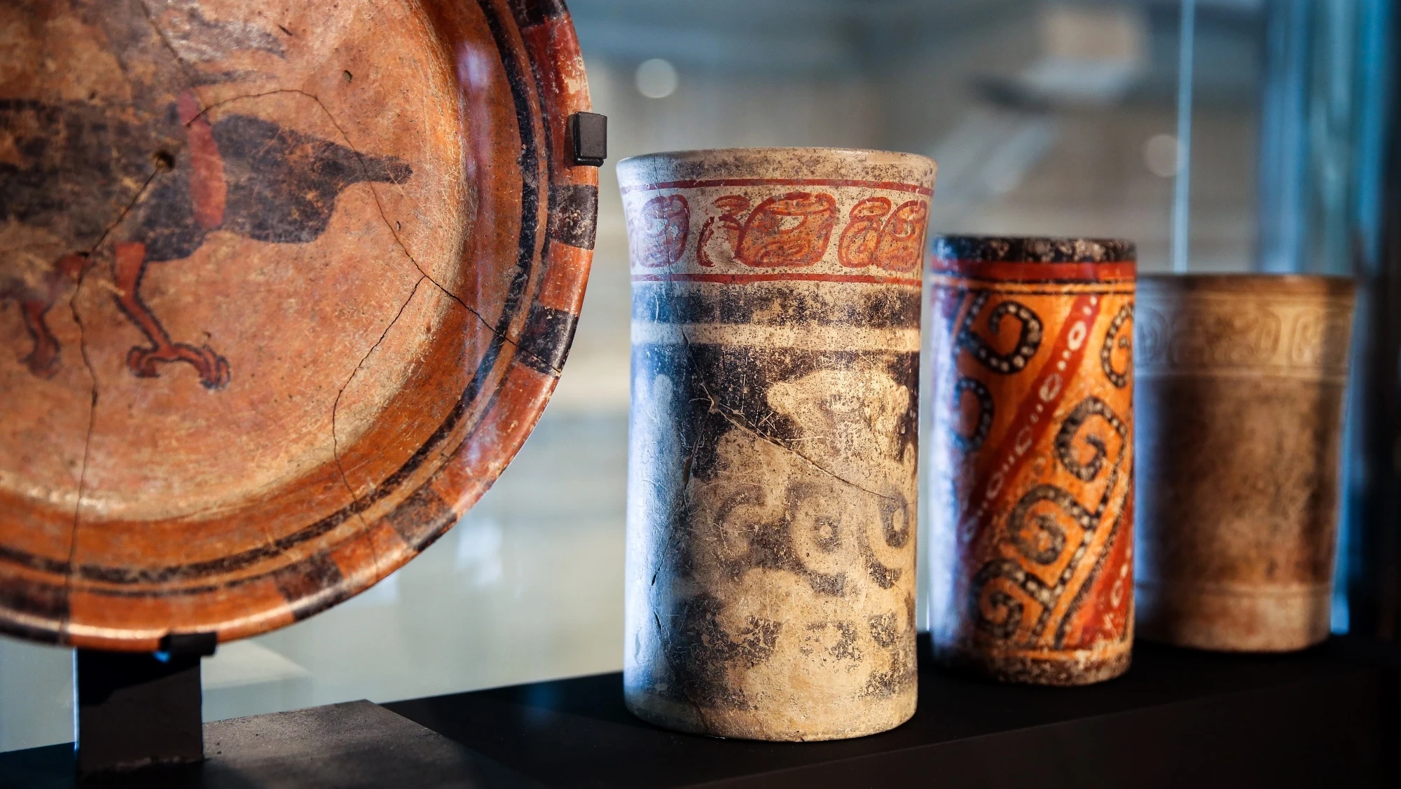 Una obra de arte con motivos mayas, con colores vibrantes y detalles geométricos que reflejan la cultura ancestral.