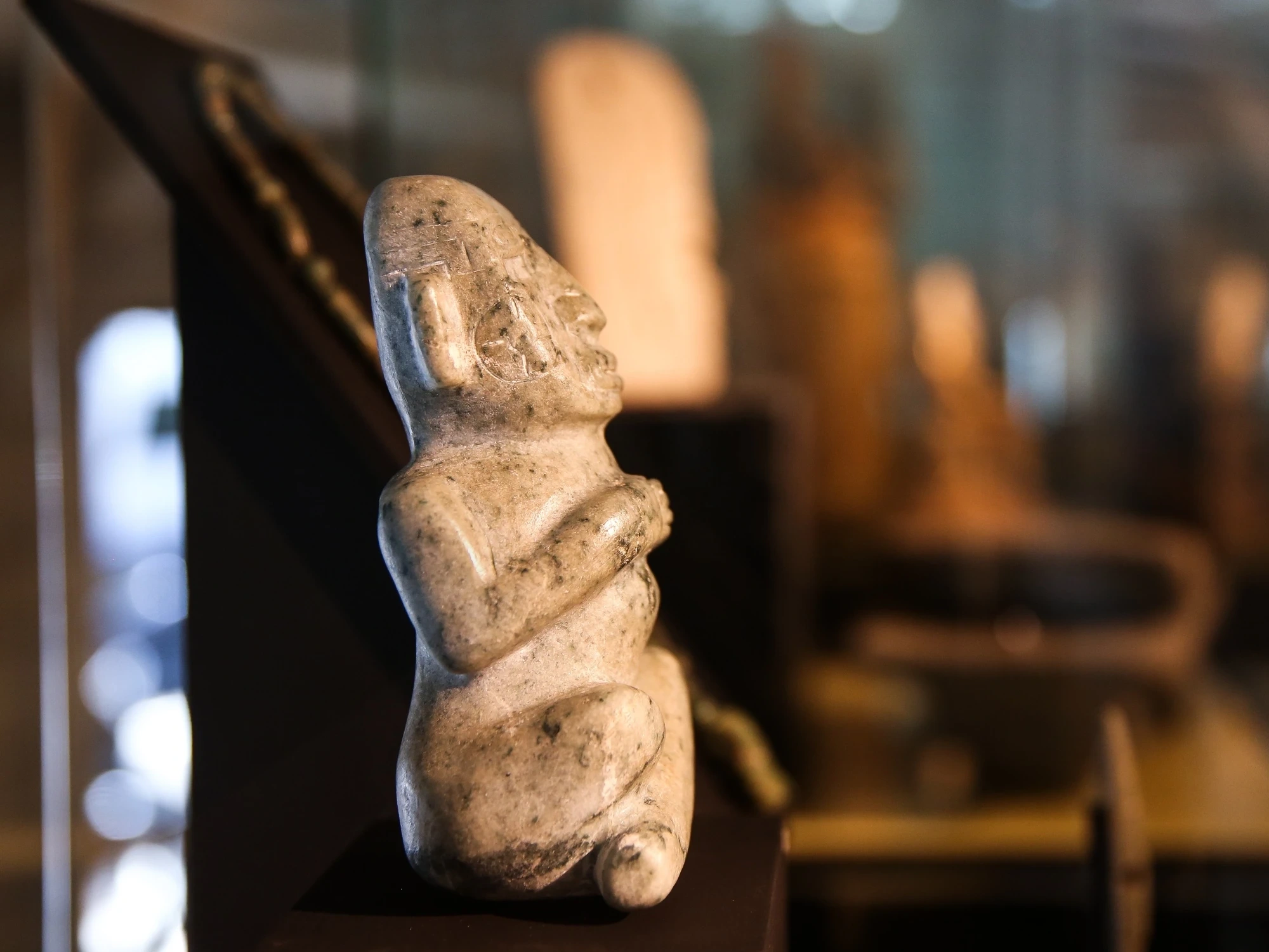 Una obra de arte con motivos mayas, con colores vibrantes y detalles intrincados que reflejan la cultura ancestral.