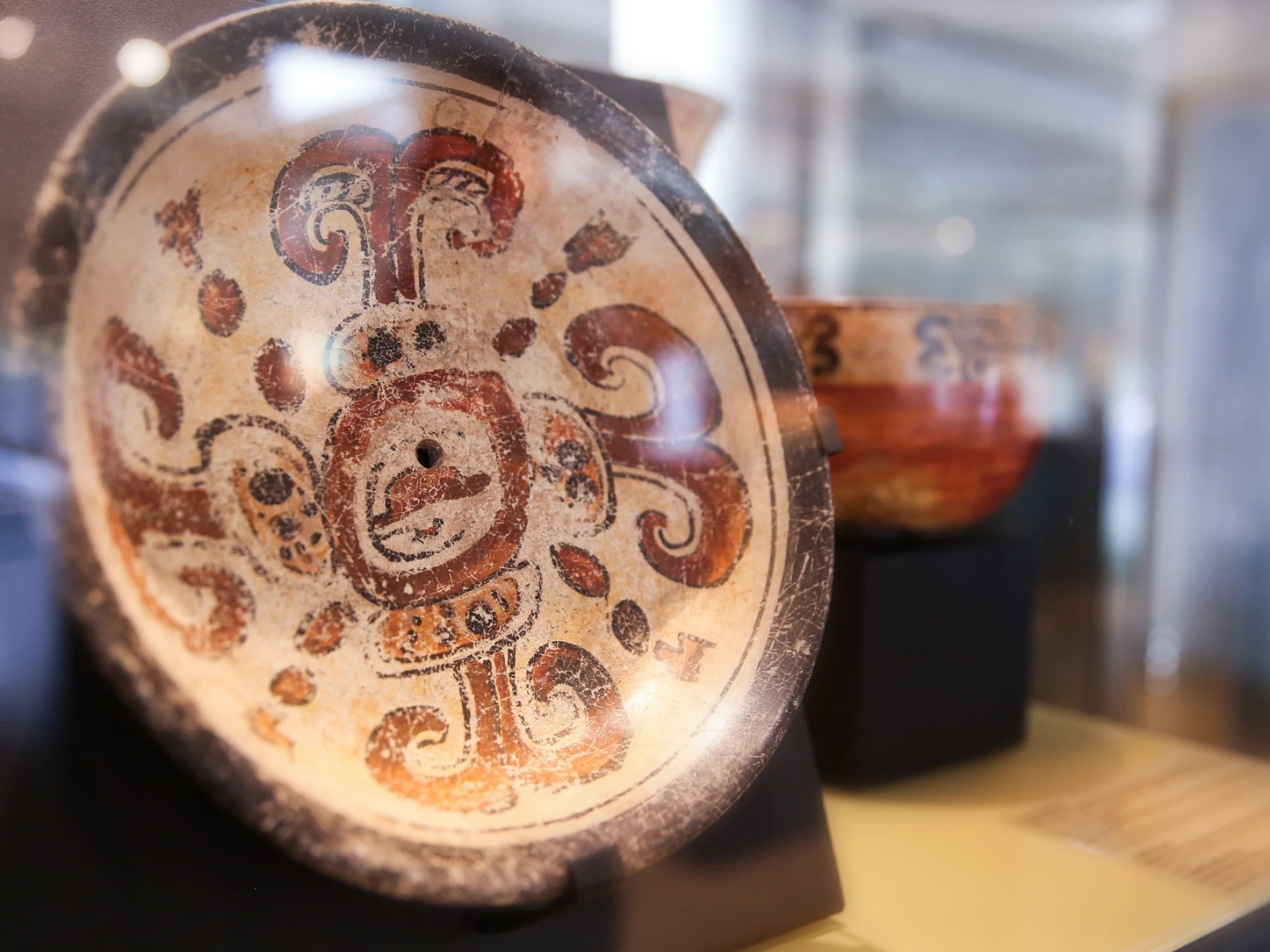 Imagen que muestra una obra de arte con motivos mayas, con colores vibrantes y detalles tradicionales.