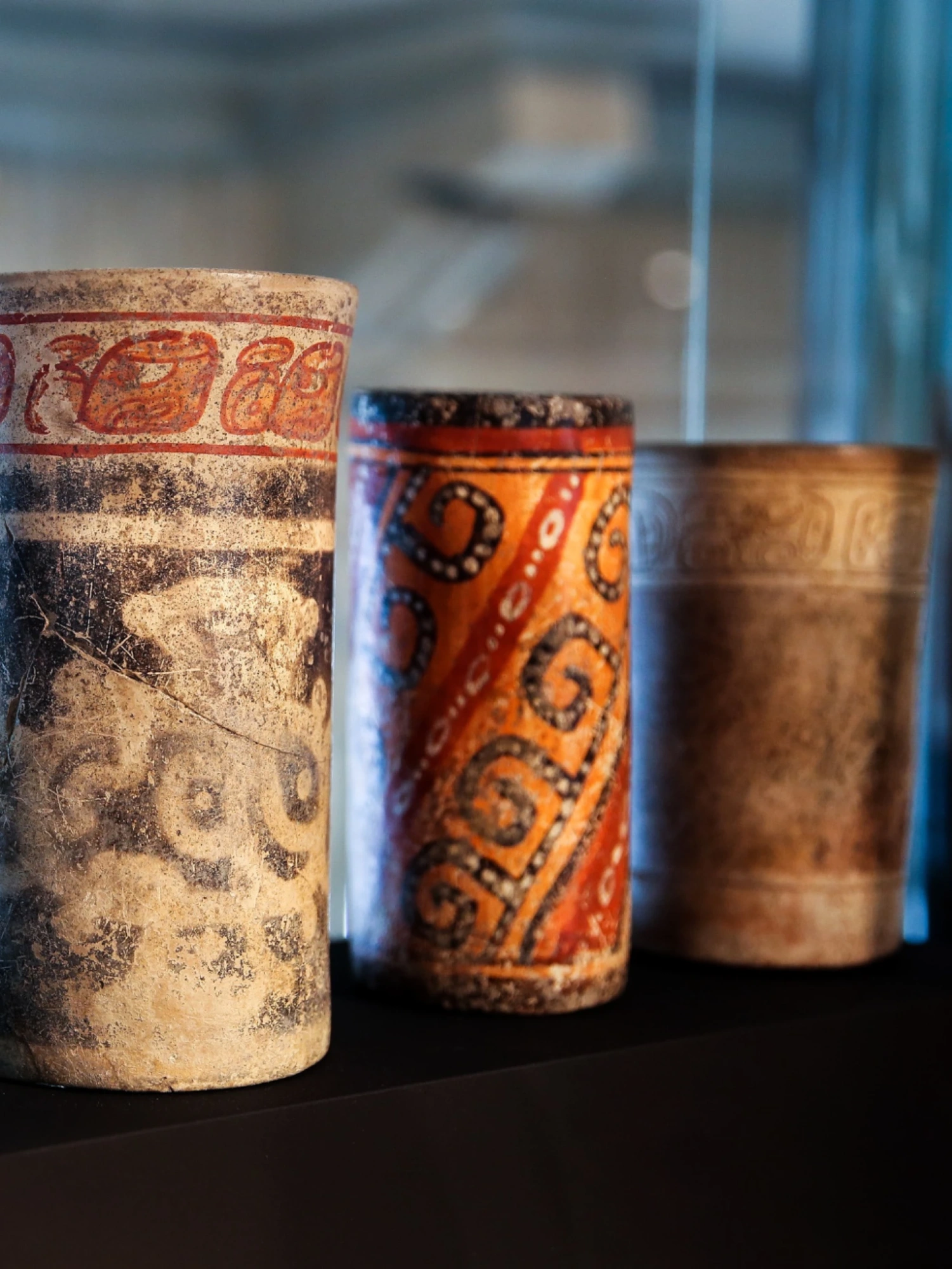 Imagen que muestra una pieza de arte maya con detalles coloridos y patrones tradicionales, destacando su riqueza cultural y artística.