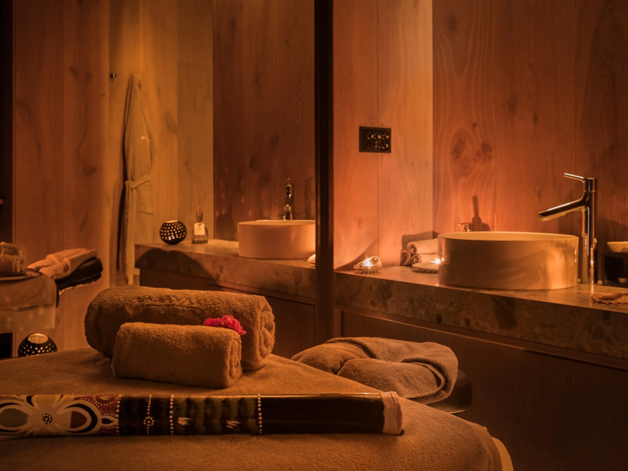 Imagen que muestra un spa con un ambiente relajante, decorado con elementos naturales y colores cálidos, ideal para un espacio de bienestar y relajación.