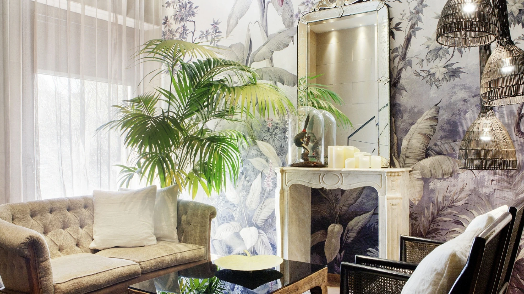 Imagen del interior del spa del hotel Claris, mostrando un ambiente relajante y elegante con decoración moderna y tonos neutros.