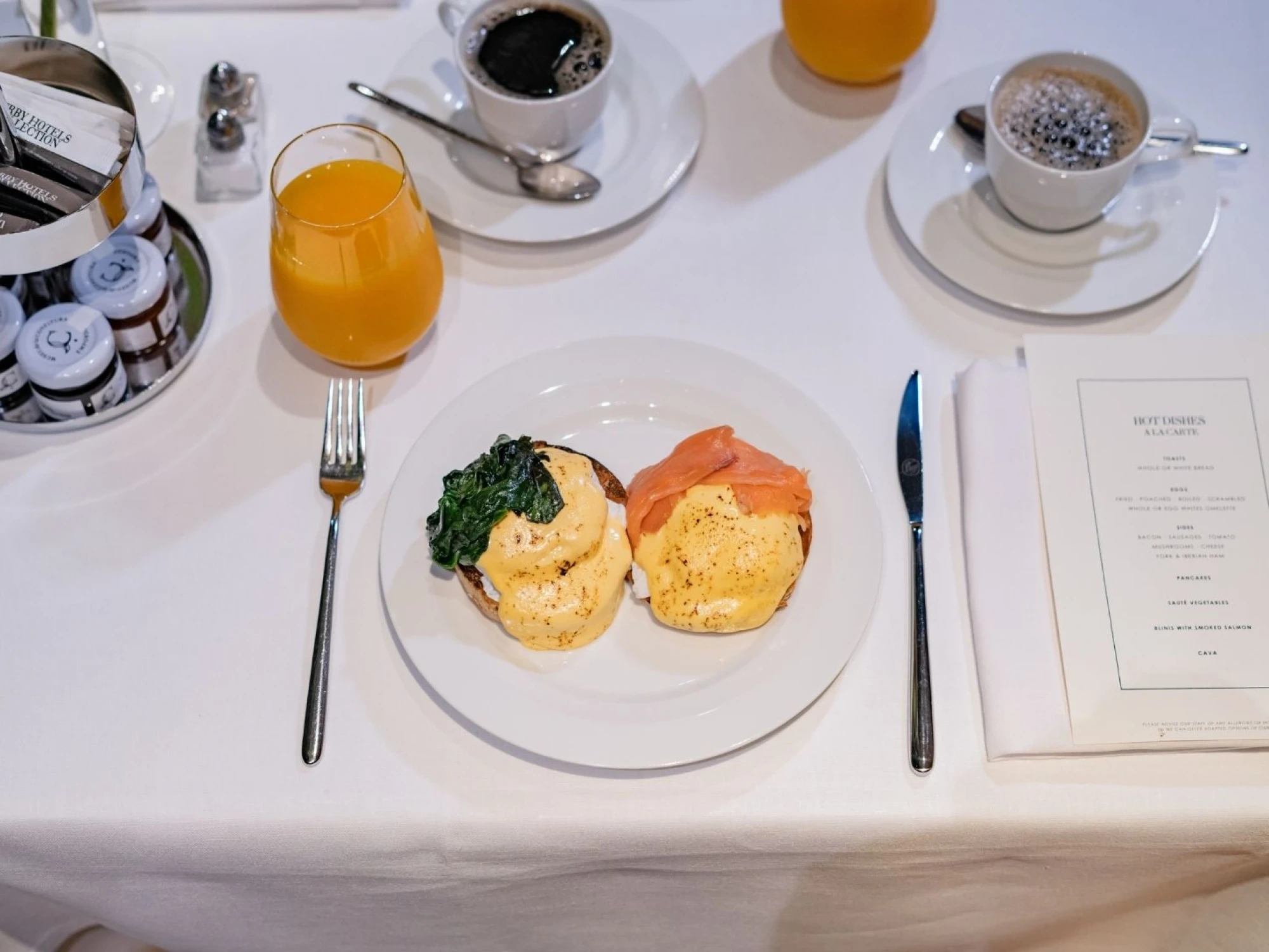 Una imagen que muestra una variedad de desayunos en un estilo moderno y apetitoso, ideal para destacar la oferta gastronómica del hotel.