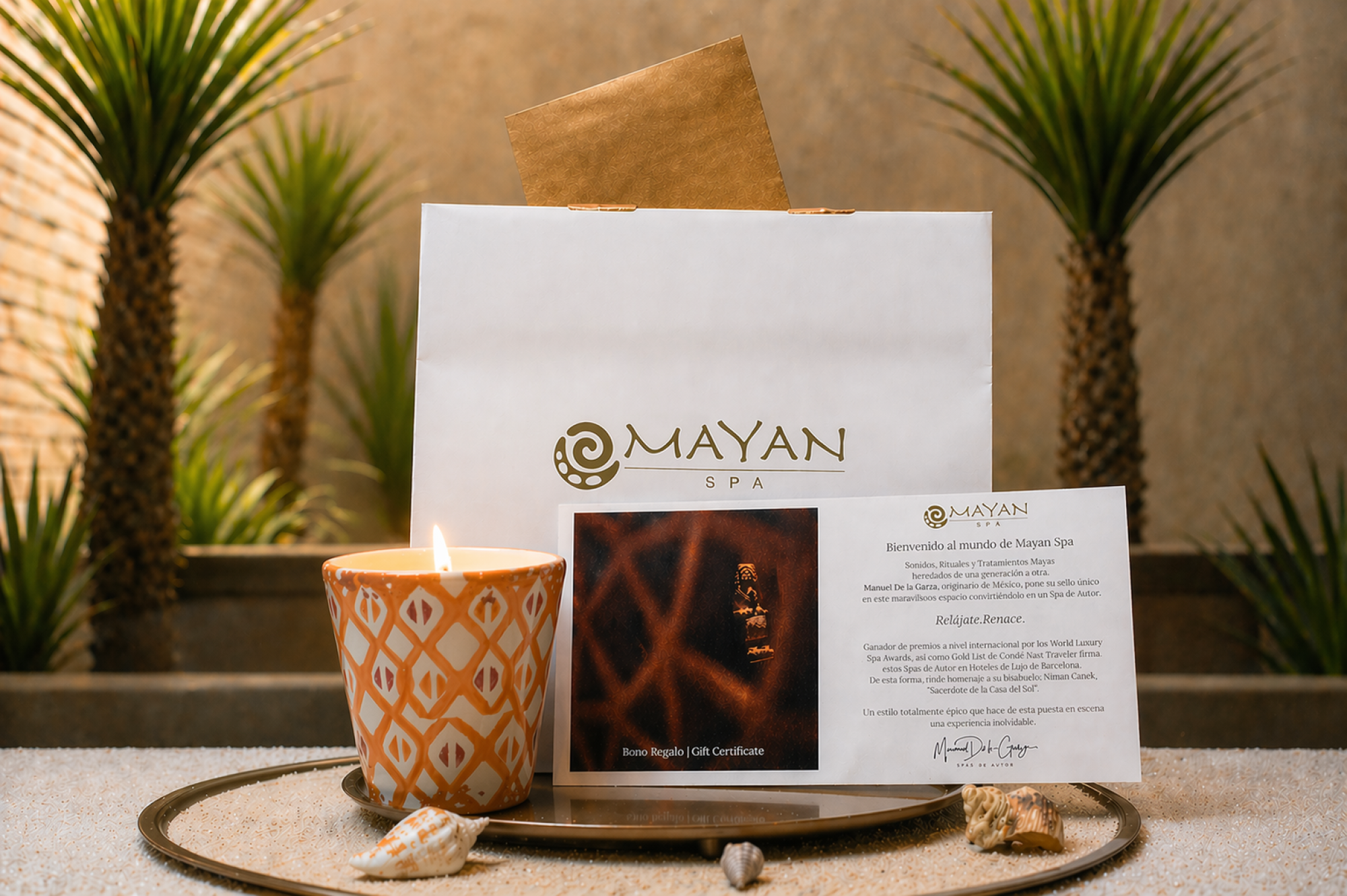Una vela decorativa diseñada para crear un ambiente relajante y acogedor, típica de los spas Mayan. La vela está encendida, aportando una luz suave y cálida.