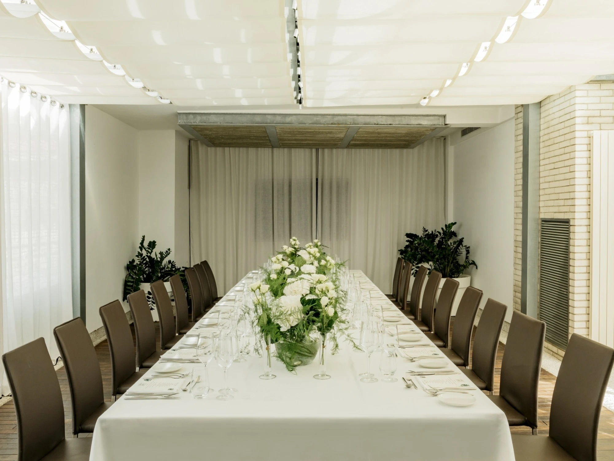 Una imagen que muestra un elegante espacio de banquetes al aire libre rodeado de vegetación, ideal para eventos y celebraciones en un entorno natural y sofisticado.