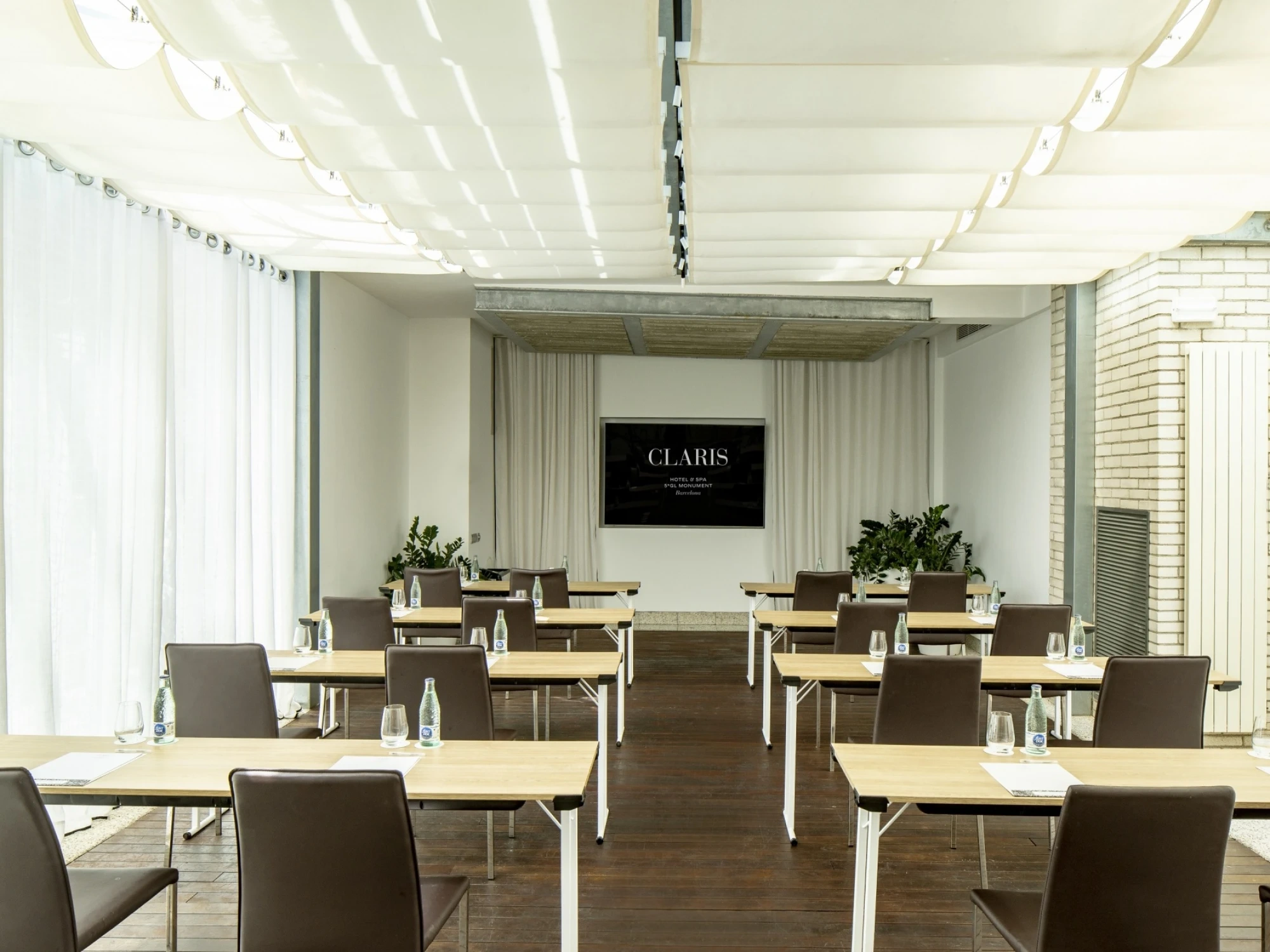 Sala de reuniones en el piso superior del hotel con acceso directo a la terraza.