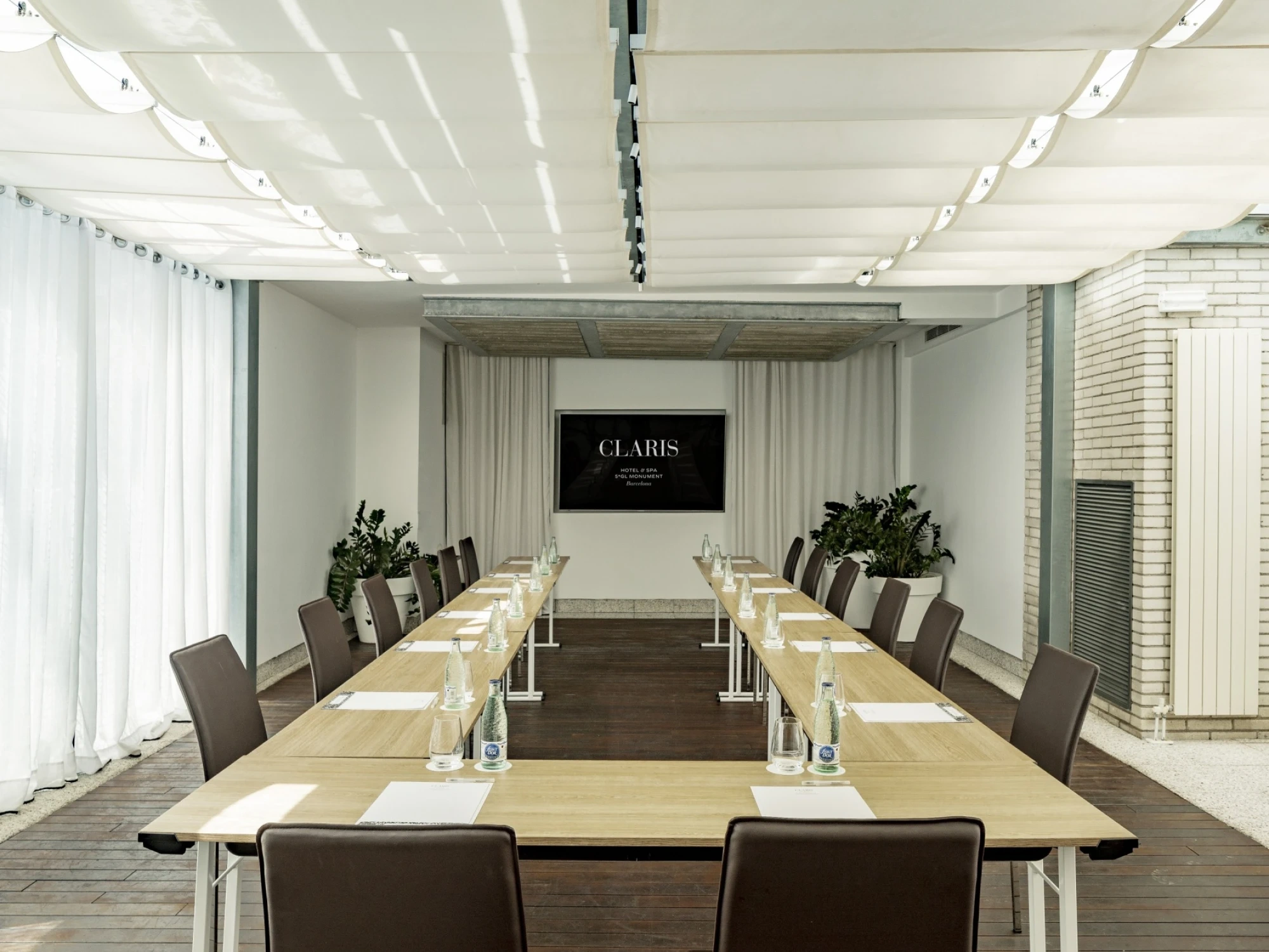 Sala de reuniones en el último piso del hotel con acceso directo a la terraza.