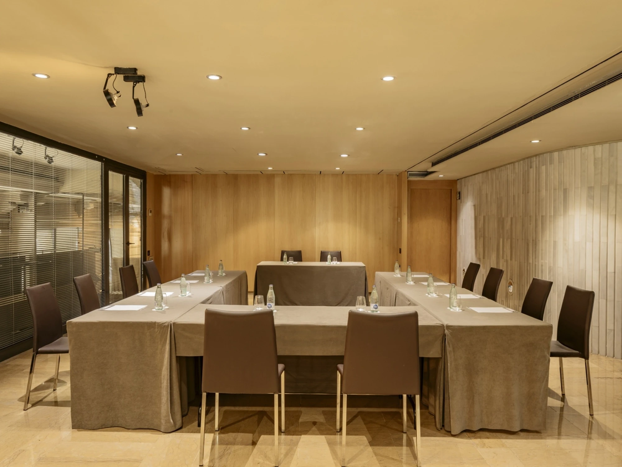 Imagen que muestra un espacio interior moderno con mobiliario de diseño minimalista y colores neutros, ideal para un ambiente de museo o galería en un hotel.