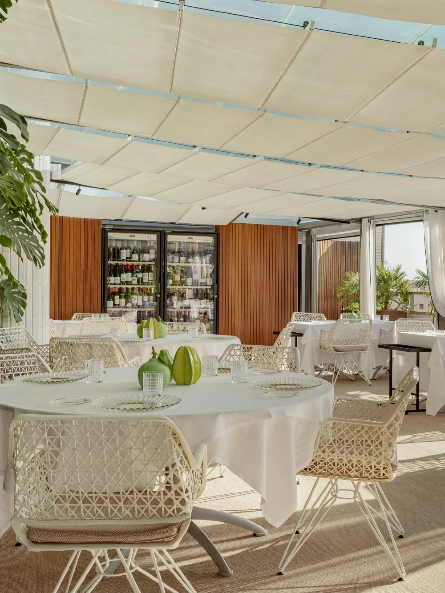 Una imagen del restaurante La Terraza, mostrando un ambiente moderno y elegante con decoración contemporánea. La iluminación cálida y los detalles decorativos crean un ambiente acogedor para los comensales.