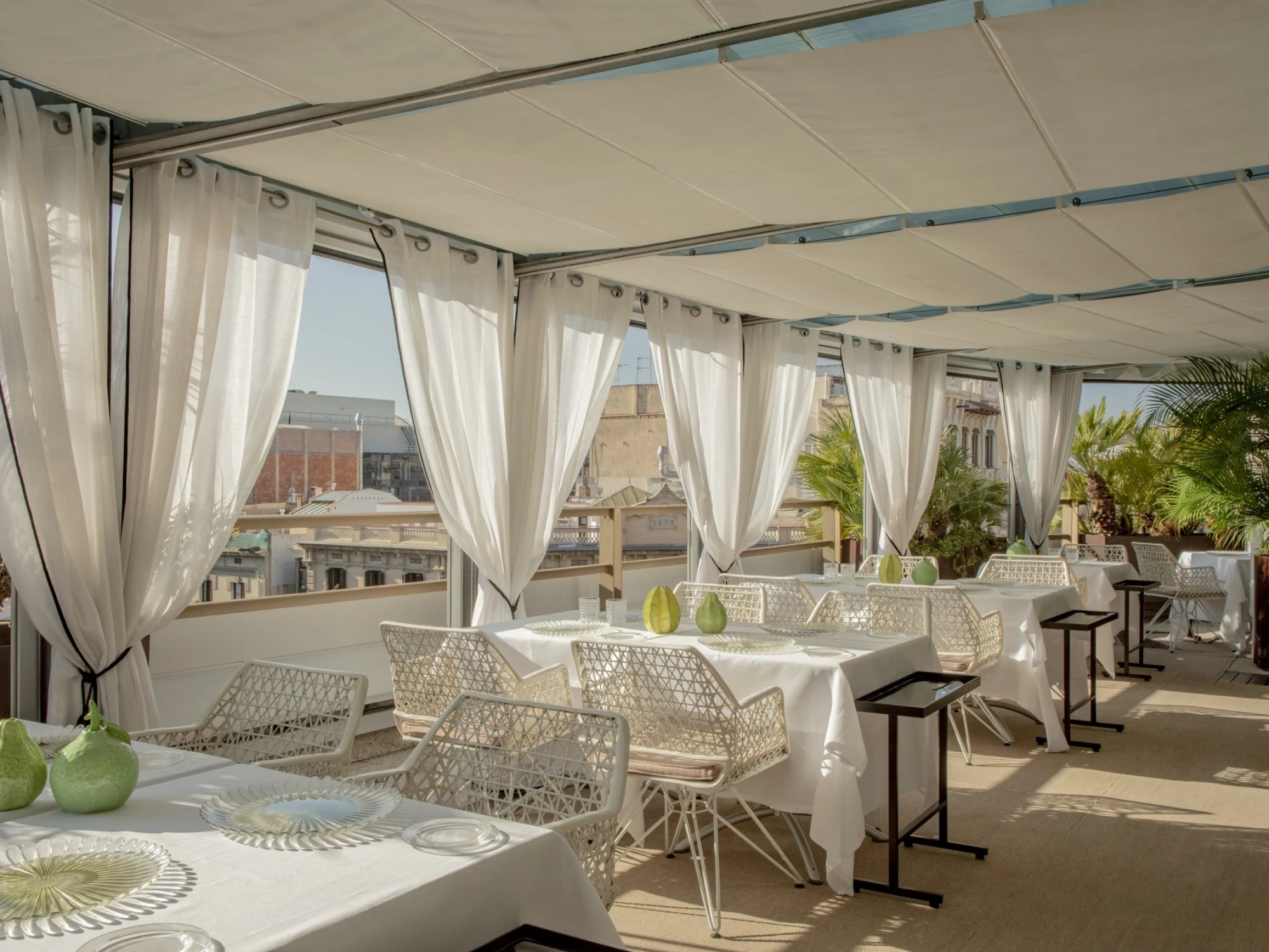 Imagen del restaurante Terraza mostrando un ambiente moderno y elegante con mobiliario de diseño contemporáneo y una iluminación cálida que crea un ambiente acogedor.