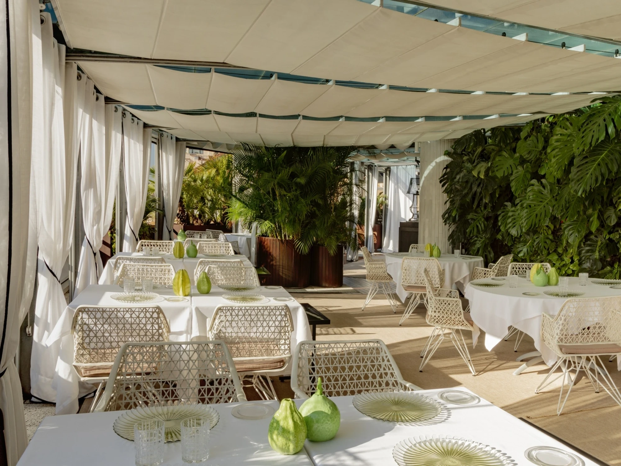 Una imagen del restaurante Terraza del Claris, mostrando un ambiente moderno y elegante con decoración contemporánea y iluminación cálida.