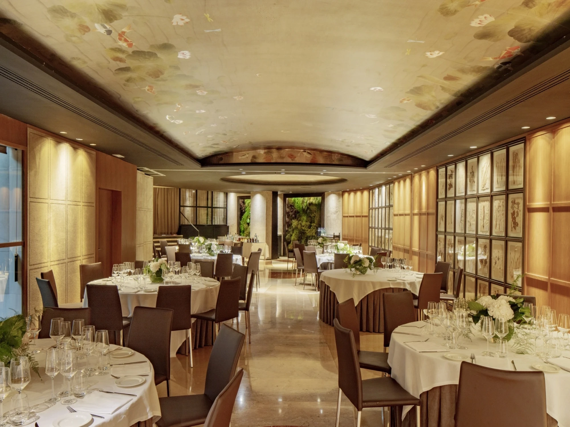 Una imagen que muestra un elegante espacio de banquetes con mesas decoradas y sillas, ideal para eventos y celebraciones. El ambiente transmite sofisticación y comodidad.