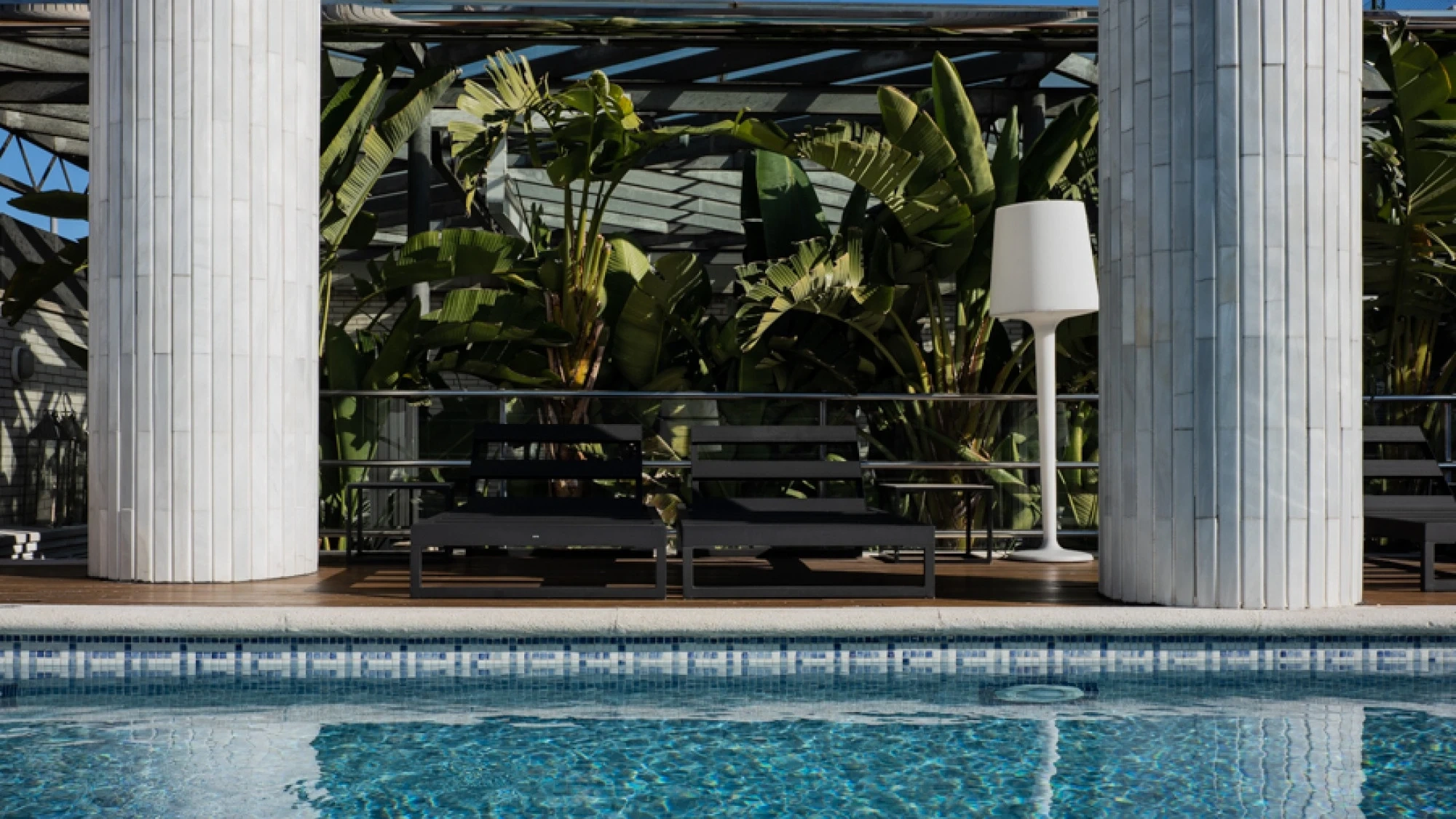 Una vista de una terraza elegante con mobiliario moderno y vistas panorámicas, ideal para disfrutar de un ambiente relajado y sofisticado.