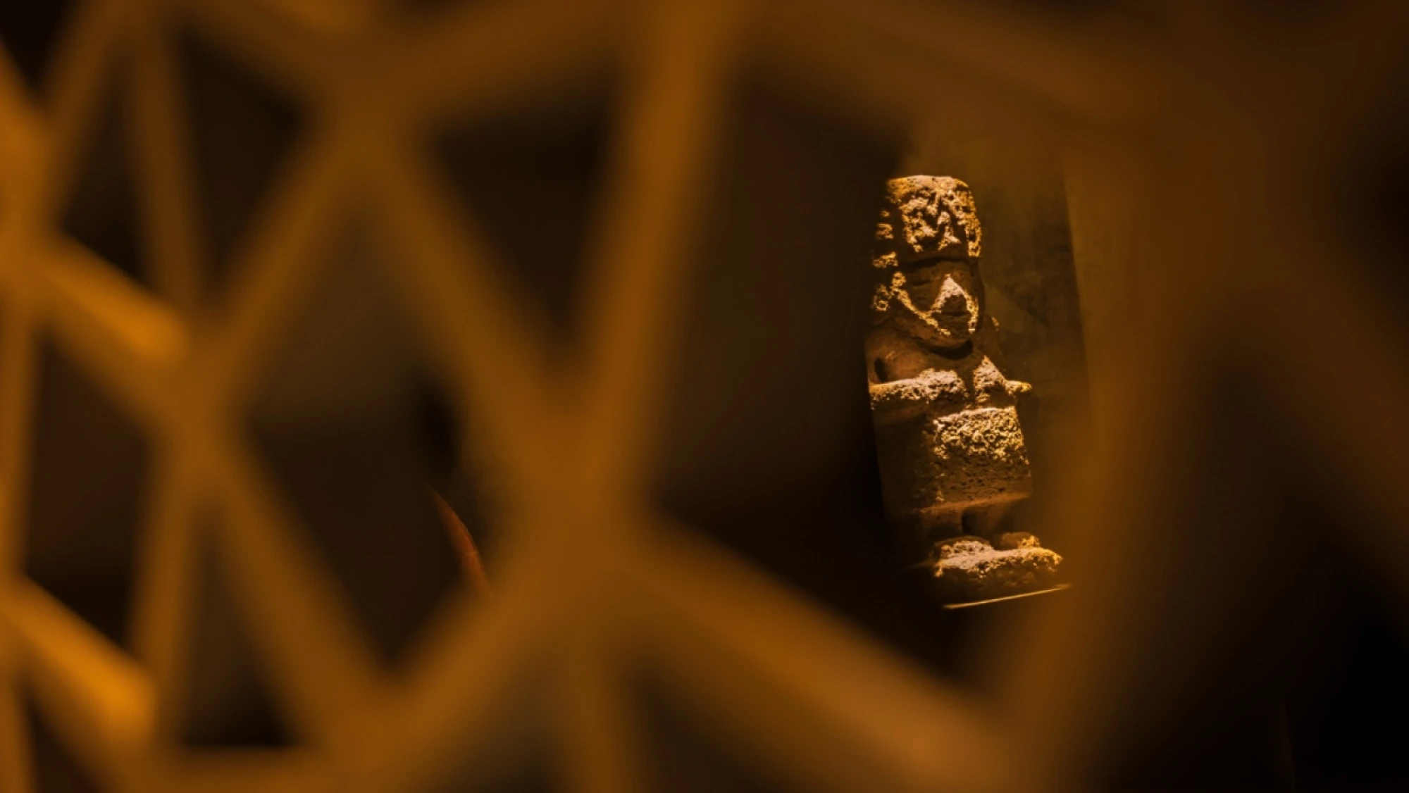 Imagen que muestra un ambiente de spa con decoración que evoca la cultura maya, con detalles en piedra y elementos naturales que transmiten tranquilidad y relajación.