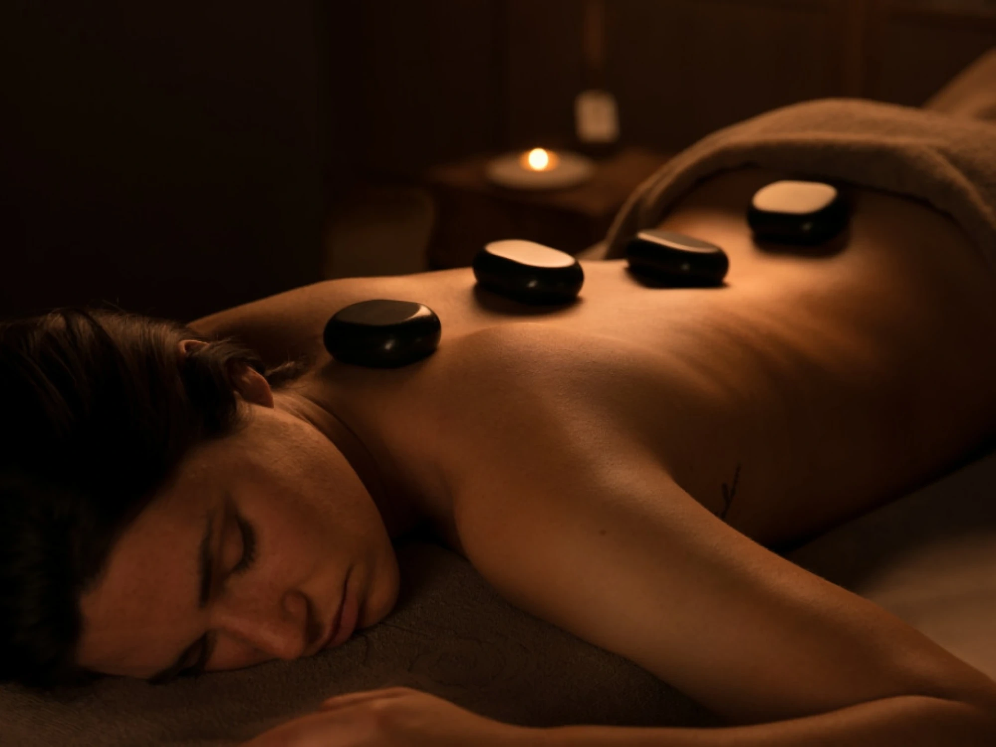 Imagen que muestra un spa con un diseño inspirado en la cultura maya, con elementos decorativos que evocan la tradición y el bienestar, en un ambiente relajante y elegante.