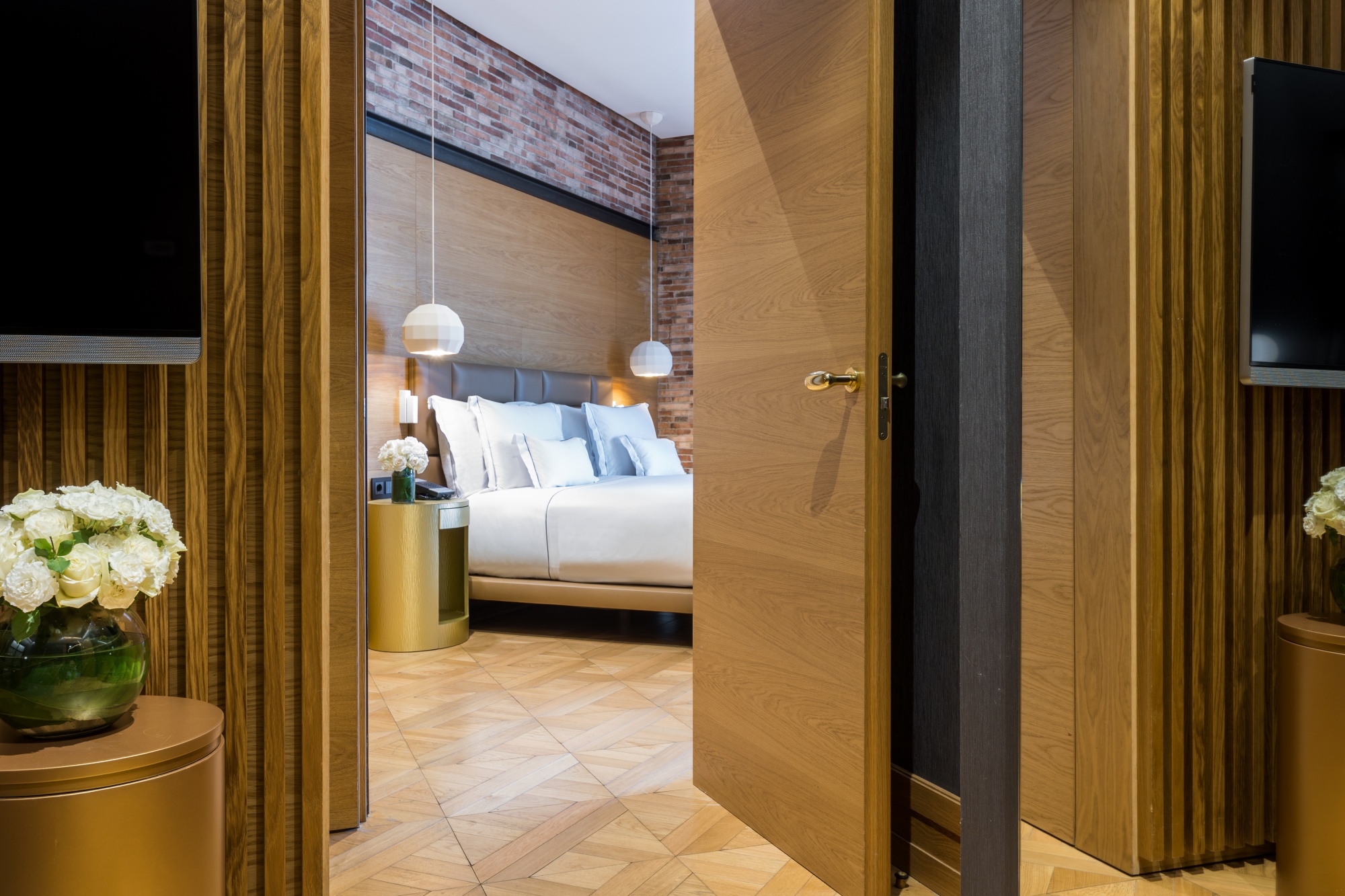 MH SUITE PG 851013