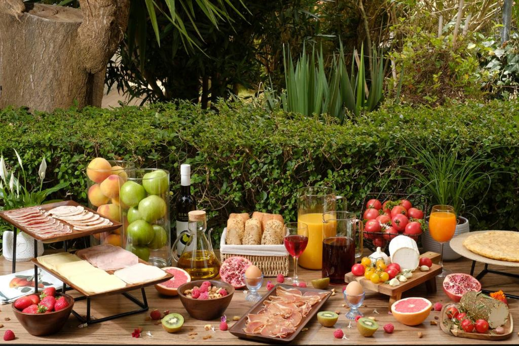 Una imagen que muestra platos de comida, probablemente en un restaurante o área de comedor del hotel, con un ambiente acogedor y bien presentado.