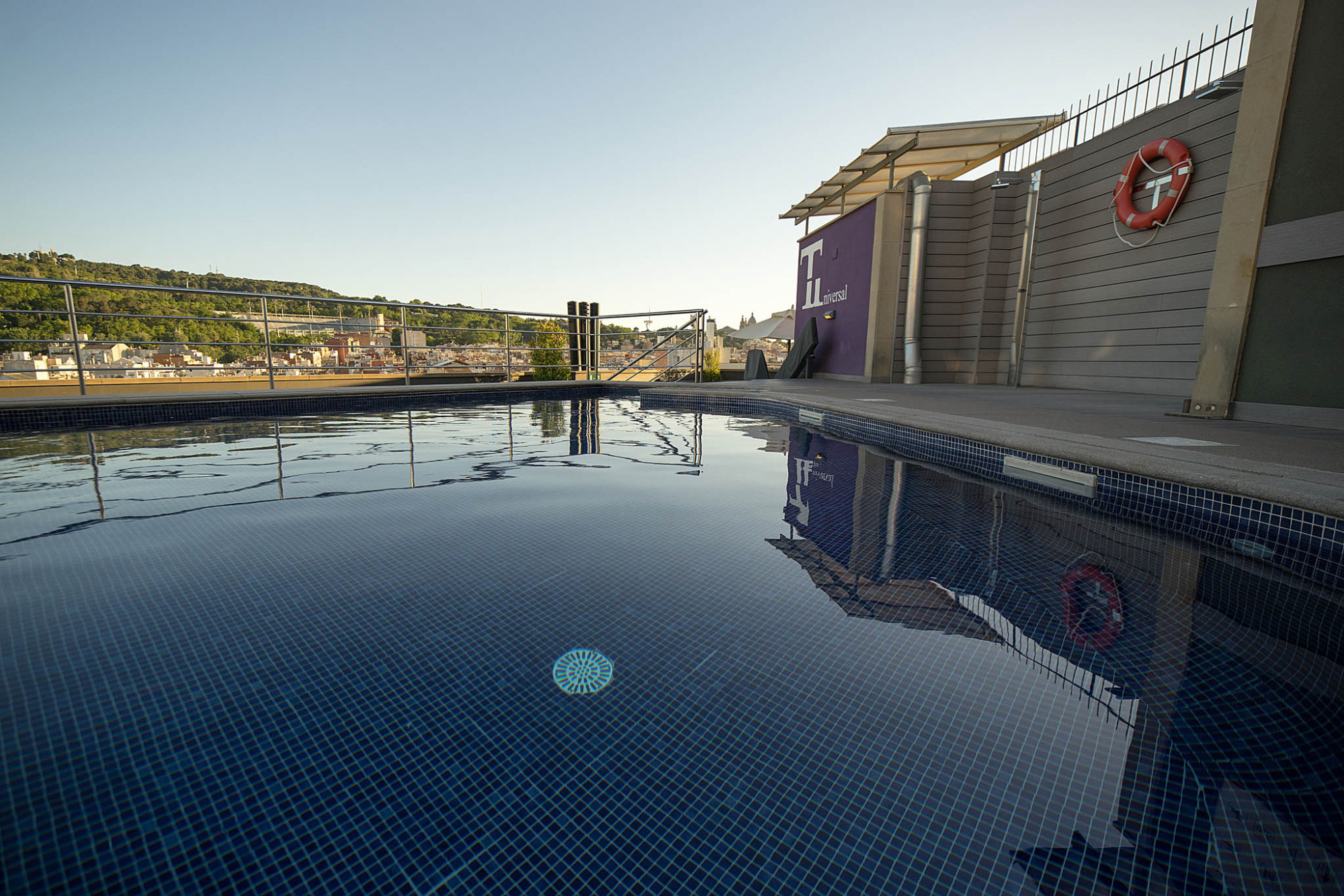 Terraza rooftop y piscina en Hotel Barcelona Universal